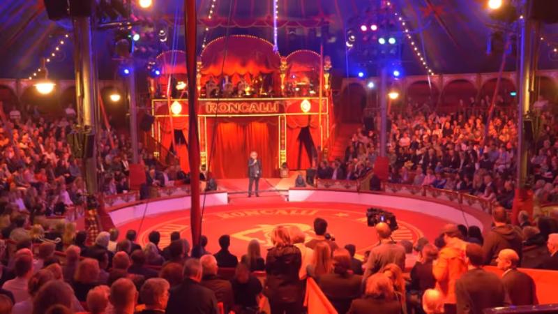 Зрители в восторге - цирк использует световое шоу в виде голограммы в ответ на жестокое обращение с животными-исполнителями