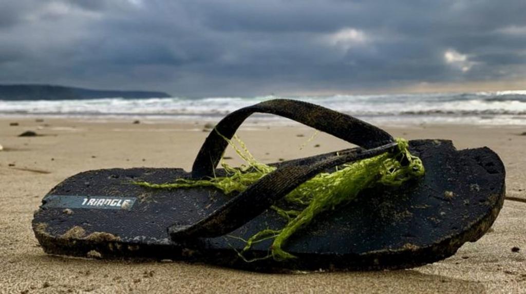 Найк море. Обувь для пляжа. Кроссовки для пляжа. Находка пляжи. Затерянный кроссовок на берегу моря.