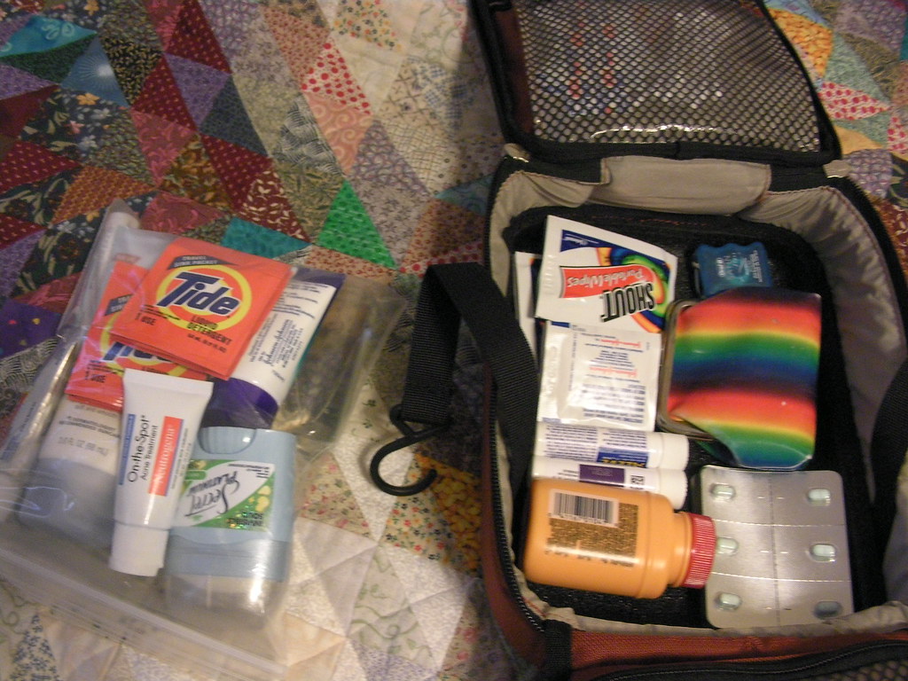 Кабели в футляре для очков, украшения в таблетницах и другие трюки, которые помогают мне легко организовать багаж для путешествия