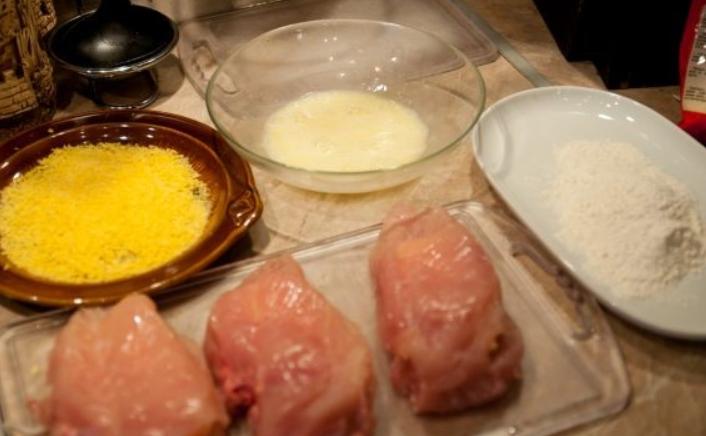 Друг спортсмен научил меня готовить куриные грудки с сыром. Получается не только вкусное, но и низкокалорийное блюдо
