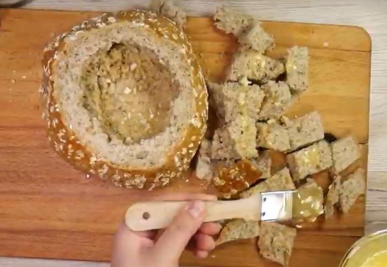 Не ожидала, что из хлеба и сыра может получиться настолько вкусное блюдо: делюсь рецептом
