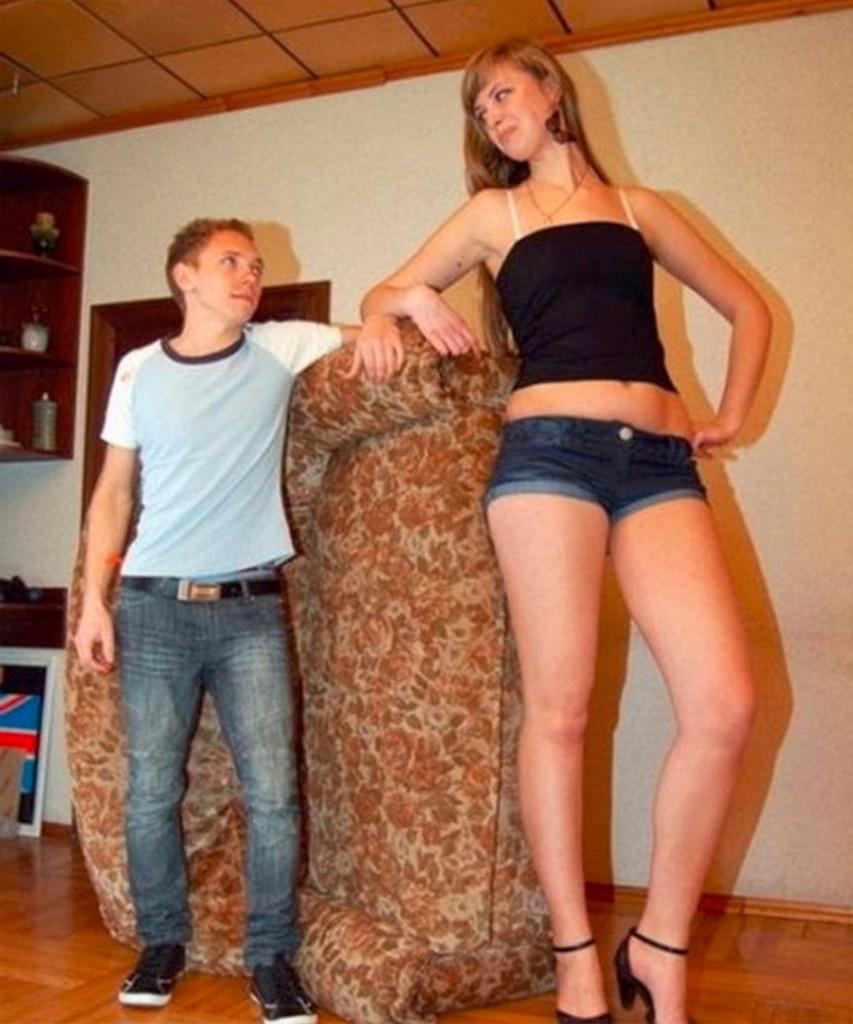 Very tall. Tall woman short man. Very Tall girl short man. Tall woman little man. Фото озабоченных парочек которые.