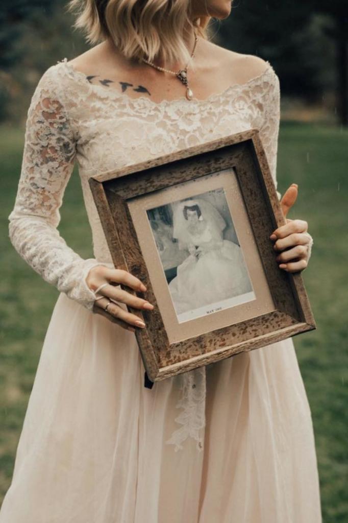 Невеста надела свадебное платье своей бабушки, которое пролежало в шкафу почти 57 лет: трогательная реакция пожилой женщины
