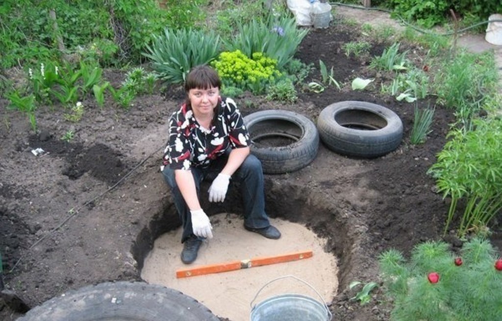 Женщина закопала в саду три ненужные шины. В итоге на результат ее работы пришли посмотреть все соседи