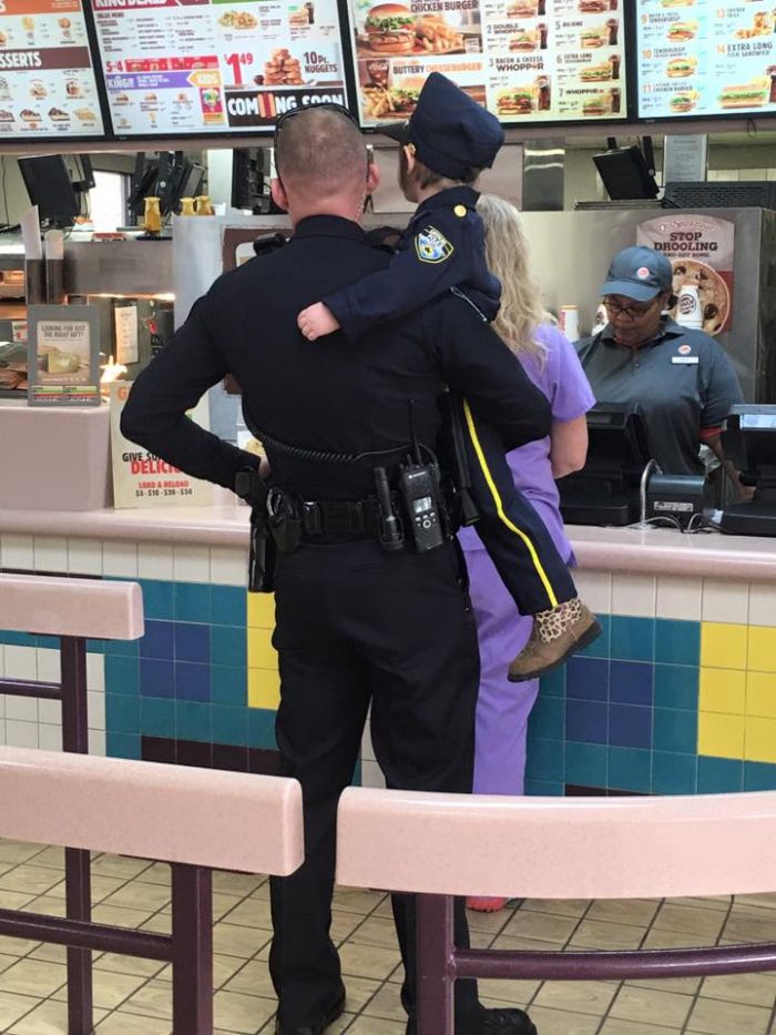Офицера попросили пообедать с 4-летней девочкой: полицейский пришел не с пустыми руками
