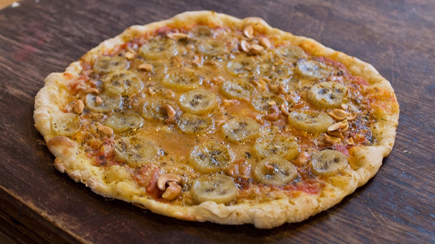 Клубника с лососем, зефир, бананы, кенгурятина: 10 странных начинок для пиццы