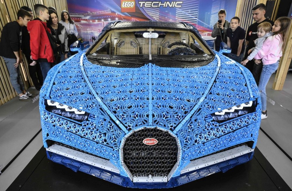 В московском парке Горького выставлен автомобиль Bugatti Chiron в натуральную величину, полностью сделанный из Lego