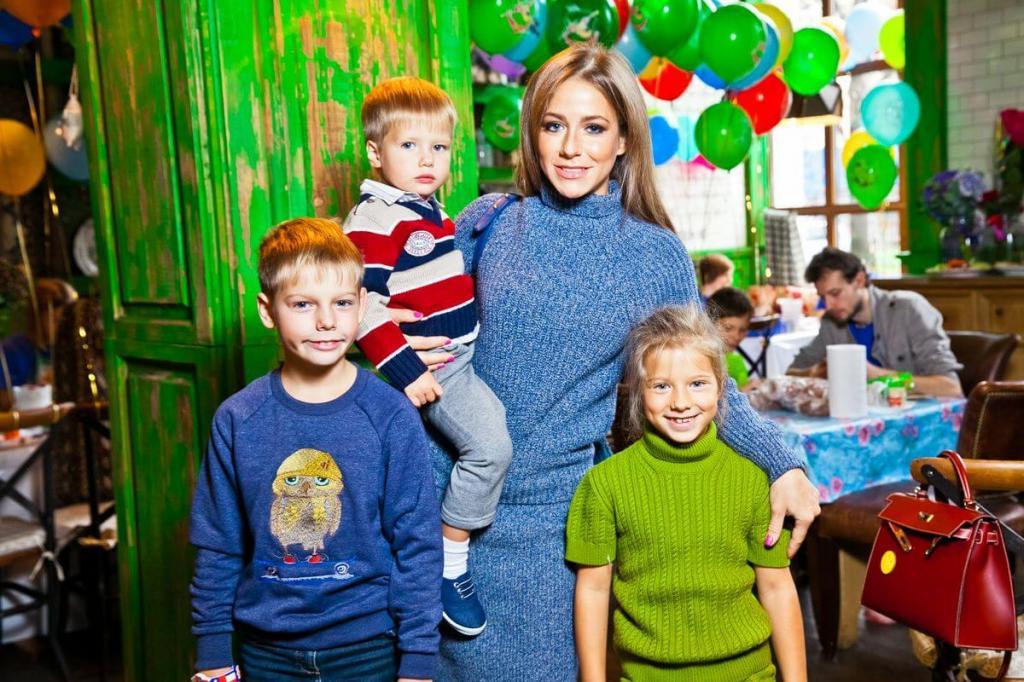 «Говорите с ними обо всем»: Юлия Барановская поделилась секретами воспитания троих детей