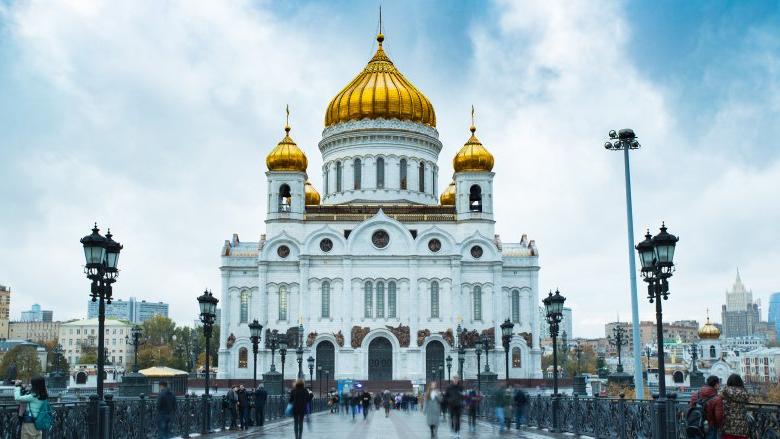 Не свистеть в помещении, не ходить по дому в обуви и другие привычные для иностранцев вещи, которые не рекомендуют делать в России