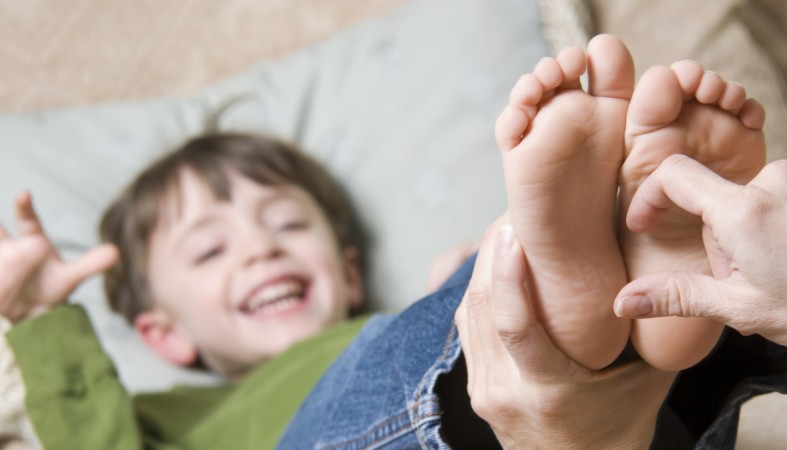Ученые призывают перестать щекотать маленьких детей: это может привести к серьезным последствиям