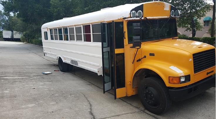Пара превратила старый школьный автобус в уютный дом на колесах: фото результата