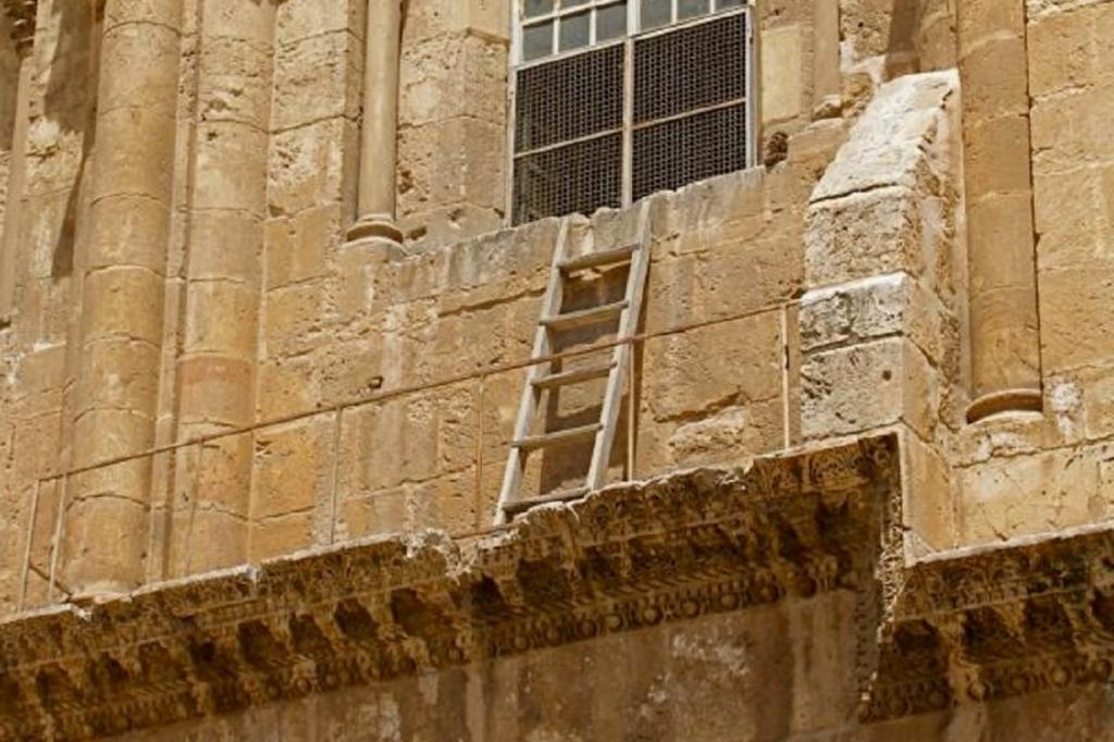 Два века назад каменщик поставил лестницу у стены церкви в Иерусалиме: почему никто не смеет прикасаться к ней