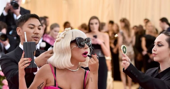 Когда певицей быть надоело: Леди Гага выпустила собственную линию косметики