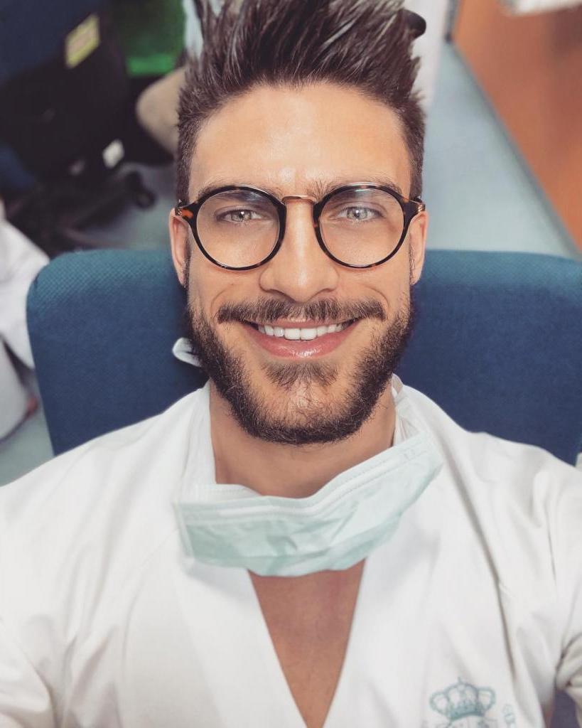 От обычного медбрата до звезды Instagram: испанец прославился благодаря своей обворожительной улыбке и мускулам