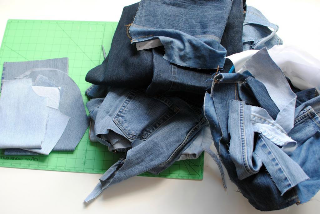 Я собрала все старые джинсы и разрезала их на полоски. Из них я сделала стильные и полезные вещицы: делюсь опытом