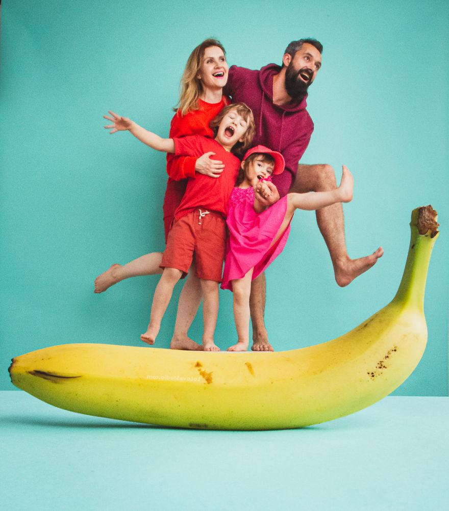 Идея для фотосессии: семья сделала оригинальные снимки с гигантскими фруктами, не используя 