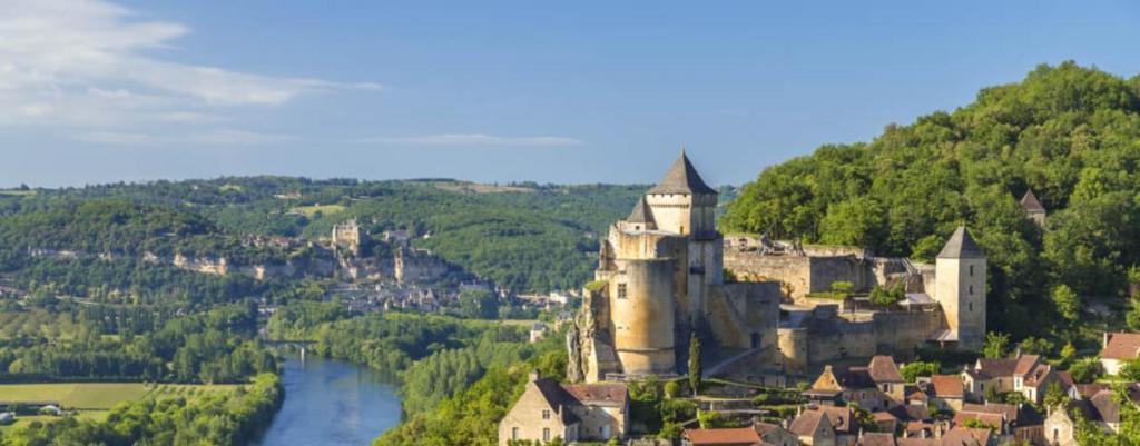 Мечтаете плыть на каноэ мимо замков и деревень, останавливаясь, чтобы их посмотреть и вкусить экзотических блюд? Река Дордонь на юго-западе Франции - идеальный выбор