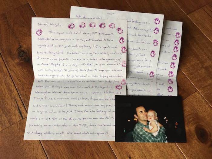 На 18-летие девушка хотела iPhone, но получила старую коробку с письмами, написанными родственниками