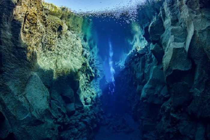 Так и хочется нырнуть: завораживающие фото кристально чистой воды между двумя континентами в Исландии