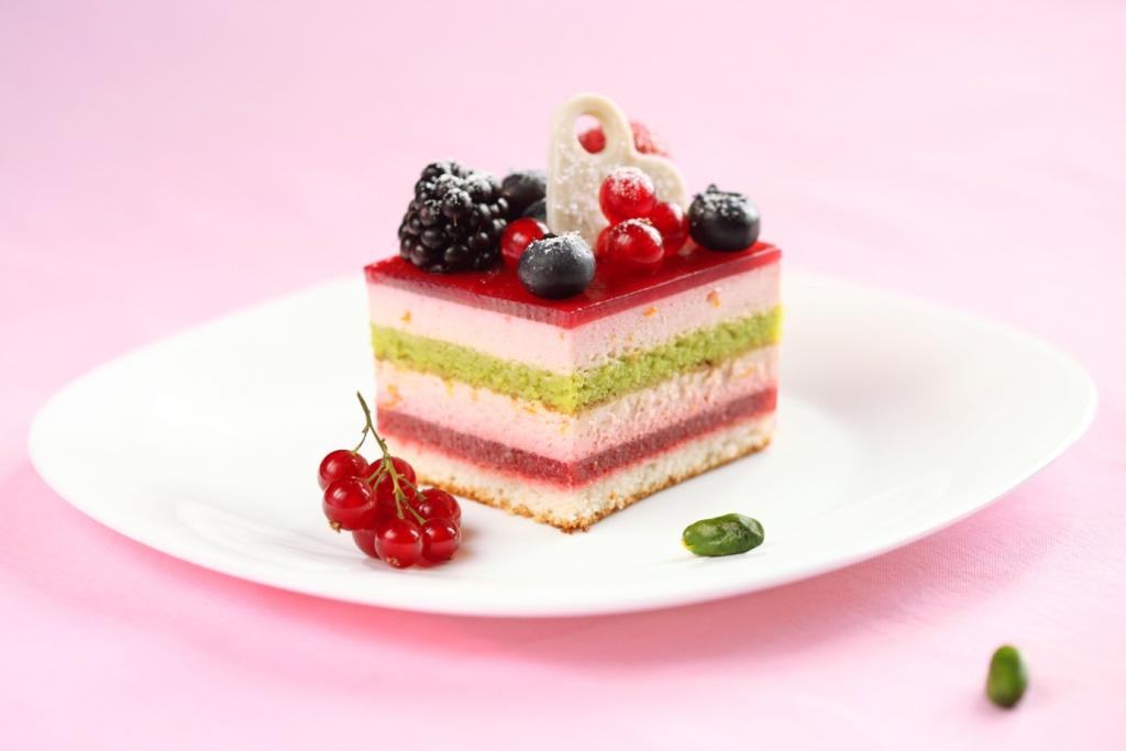 Розовый торт на белой тарелке кажется более сладким, чем на черной. Интересные факты о том, как цвета влияют на наше пищевое поведение