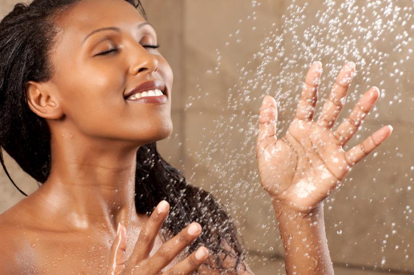 Умывание холодной водой, правильное питание и кофейные скрабы: как сохранить кожу лица красивой летом