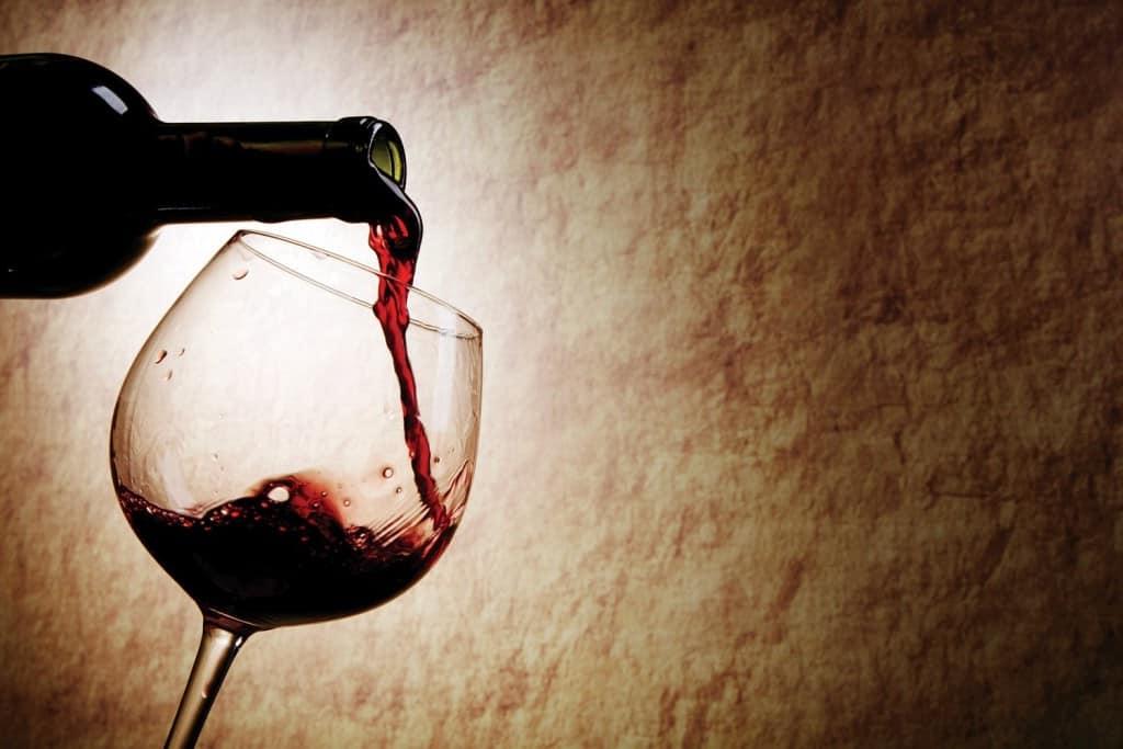 Одиночество, вино и тяжелая работа: немного странные советы долгожителей