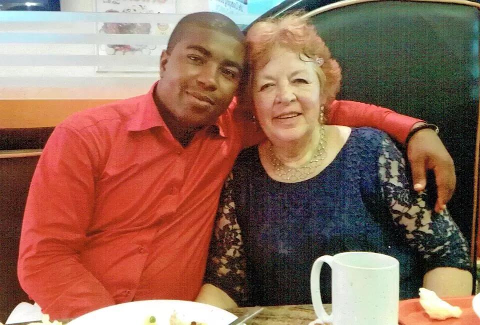 Любовь без границ: 72 летняя бабушка вышла замуж за нигерийца, который младше ее на 45 лет
