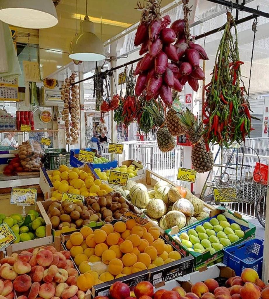 Рынок продуктовый дешево. Продуктовый рынок. Продовольственный рынок. Рынок еды в мире. Киевский рынок отдел овощи фрукты.
