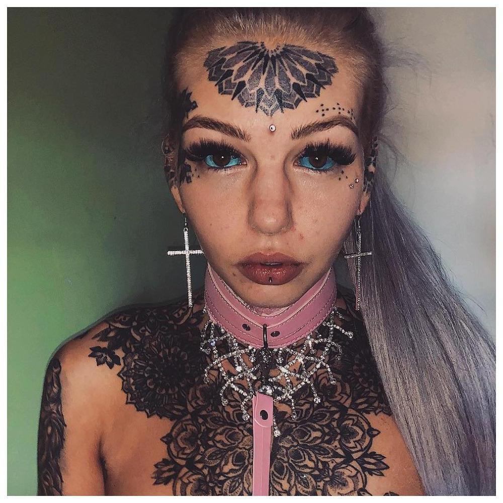 Девушка решила стать похожей на дракона и покрыла все тело татуировками. Фото