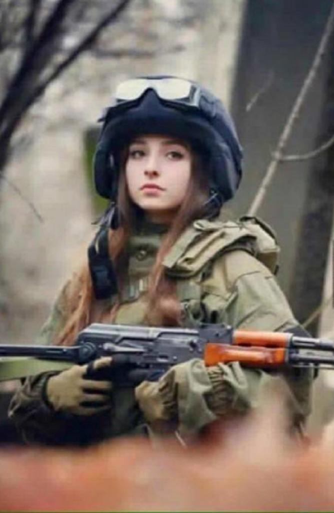 Россиянку, примерившую военную форму, назвали самой красивой девушкой-военной. Вот только к армии она никакого отношения не имеет