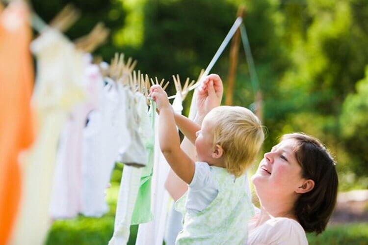 Женщина рассказала, как почистить грязную детскую одежду без пятновыводителей. Хочу проверить способ на себе