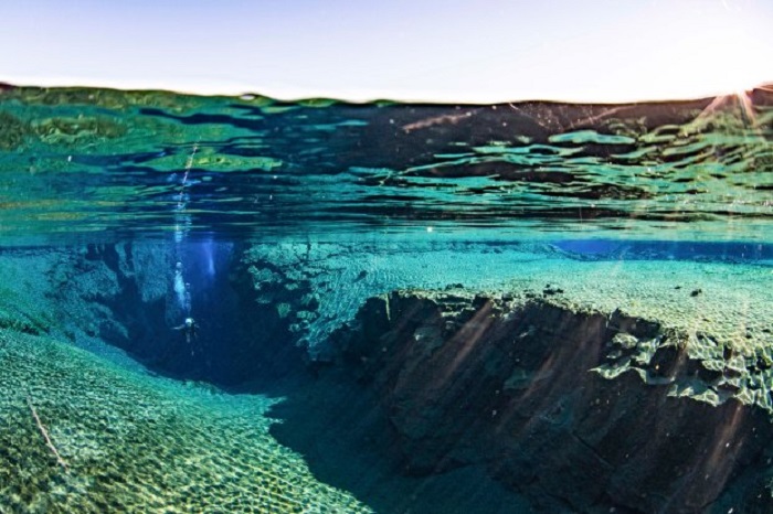 Так и хочется нырнуть: завораживающие фото кристально чистой воды между двумя континентами в Исландии