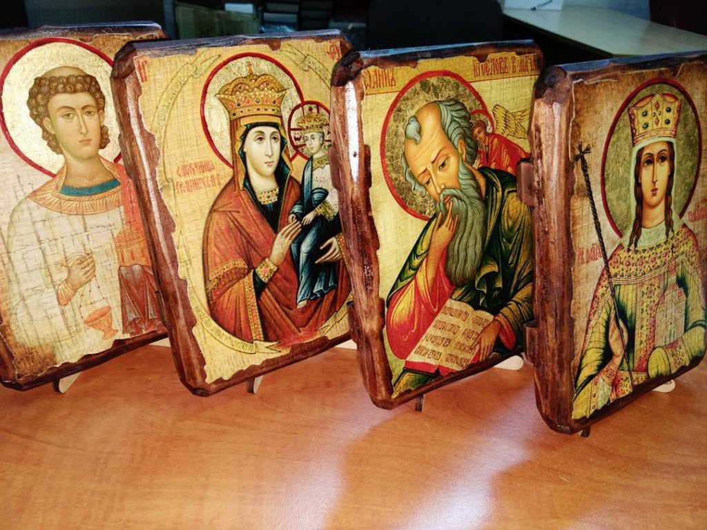 Русские традиции: когда можно и в каких случаях нельзя дарить иконы