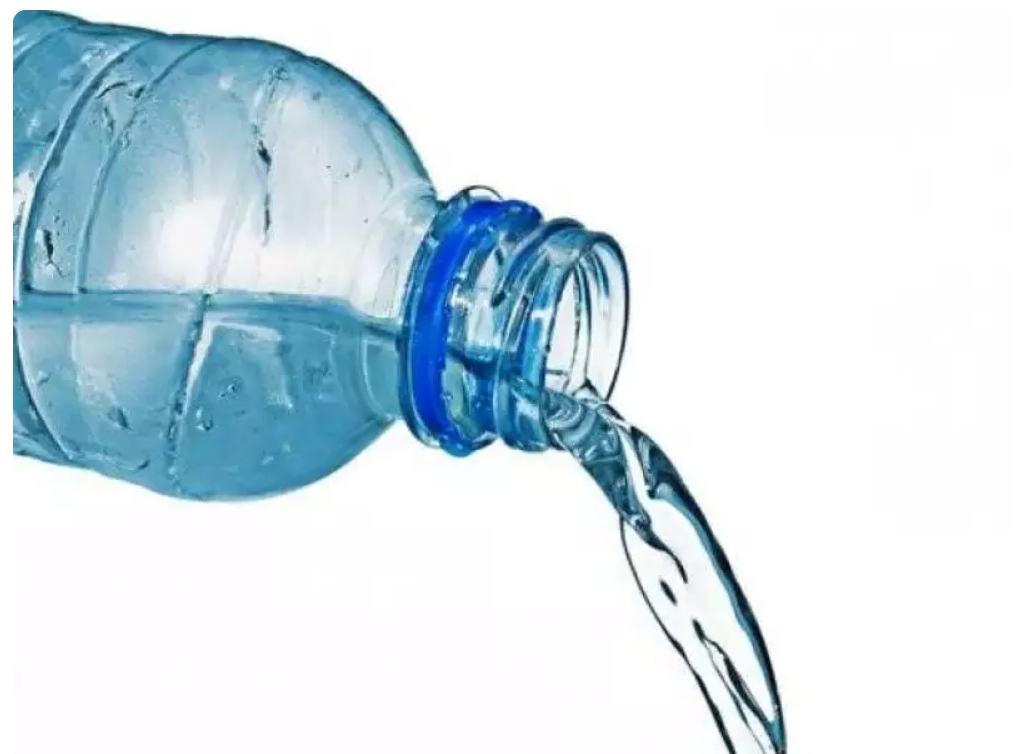 Воду лить стакан. Вода льется из бутылки. Бутылка для воды. Вода выливается из бутылки. Струйка воды.