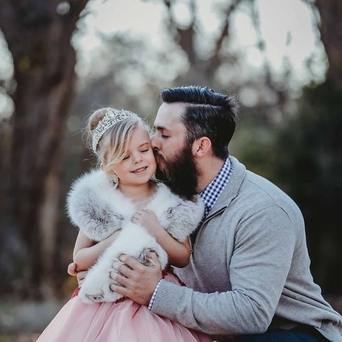 Два отца позируют со своей дочерью на фотосессии: трогательные снимки одной семьи
