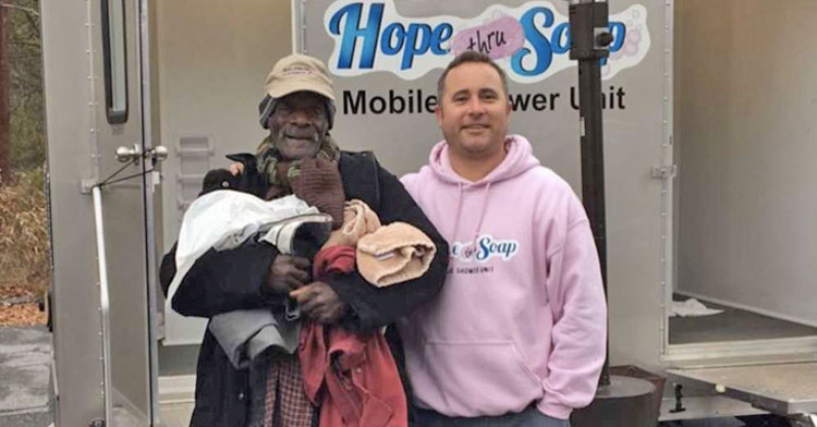 Мужчина выяснил, о чем мечтают бездомные больше всего и придумал гениальный способ помочь им