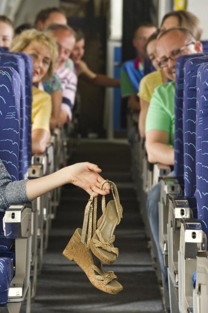Как разуться в самолете, чтобы не вызвать нареканий соседей пассажиров: простейший лайфхак