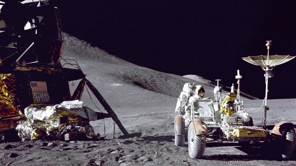 Шесть американских флагов, два мяча для гольфа, 70 космических аппаратов: что еще оставили люди на Луне
