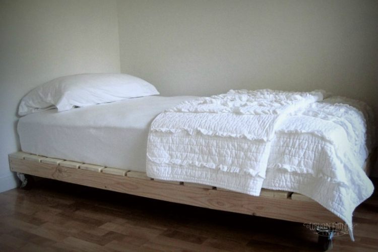 Как сэкономить на новой кровати: несколько оригинальных решений с использованием обыкновенных деревянных поддонов