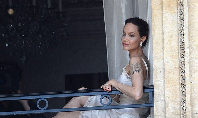 Флиртует с папарацци: Джоли позировала в Париже