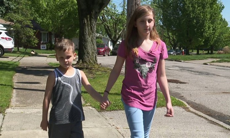 Мальчика попытался похитить незнакомец. Спасла его молниеносная реакция 11-летней сестры