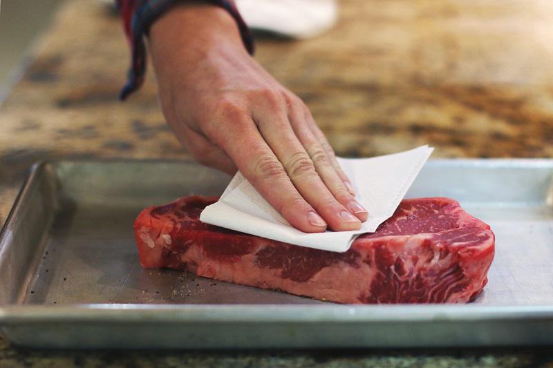 Не знаете, как правильно готовить мясо или резать чизкейк? Предлагаем 10 хитростей, которые помогут вам на кухне