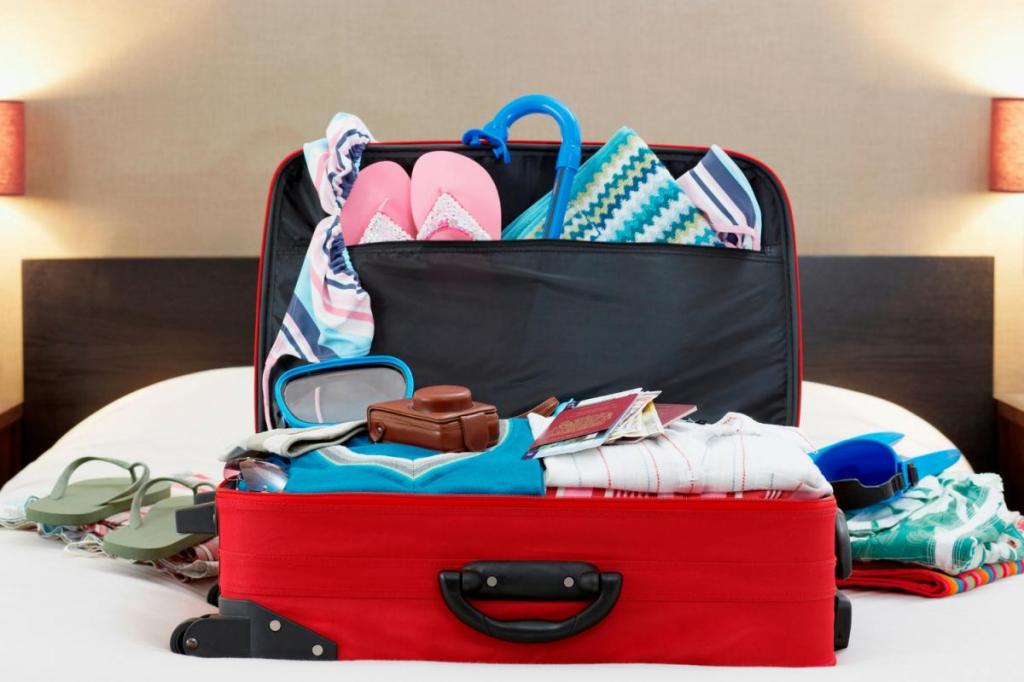 Правильное расположение вещей поможет вместить больше одежды: полезные лайфхаки, которые помогут быстро упаковать чемодан и не взять ничего лишнего
