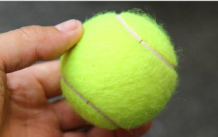 Сделать оригинальный держатель для ключей, ручки, полотенца поможет теннисный мячик: мой друг по переписке поделился лайфхаком