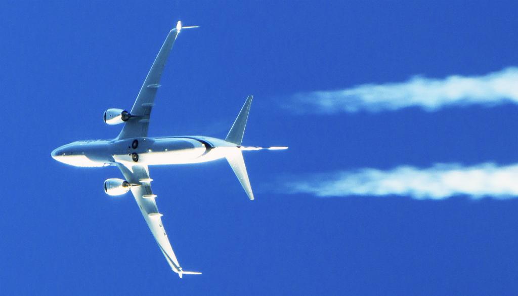 Следы от самолетов в небе и правда вредны для людей: они ускоряют глобальное потепление