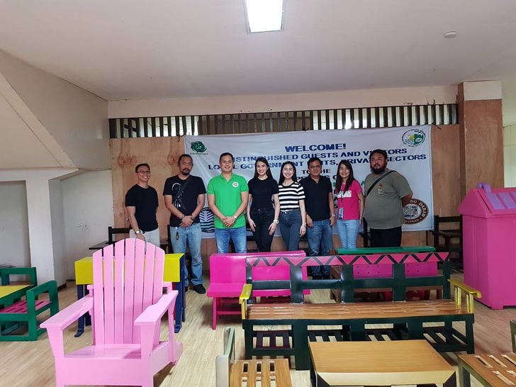 Филиппинский инженер открыл новый способ переработки пластика и теперь превращает его в красочную школьную мебель