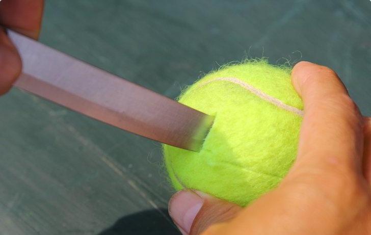 Сделать оригинальный держатель для ключей, ручки, полотенца поможет теннисный мячик: мой друг по переписке поделился лайфхаком