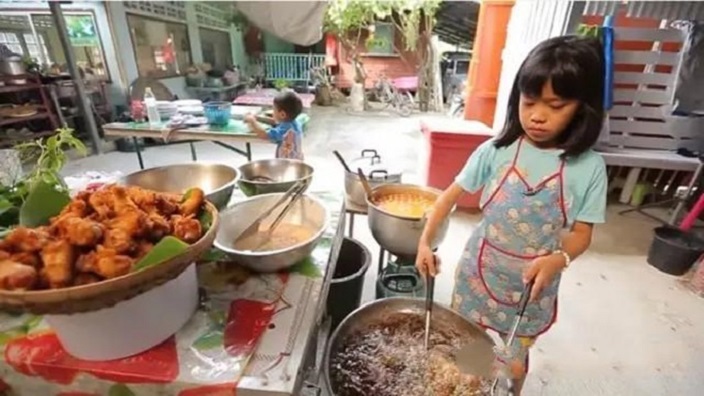 «Если я буду играть, я не буду зарабатывать деньги»: с 3 лет девочка трудится на благо своей семьи