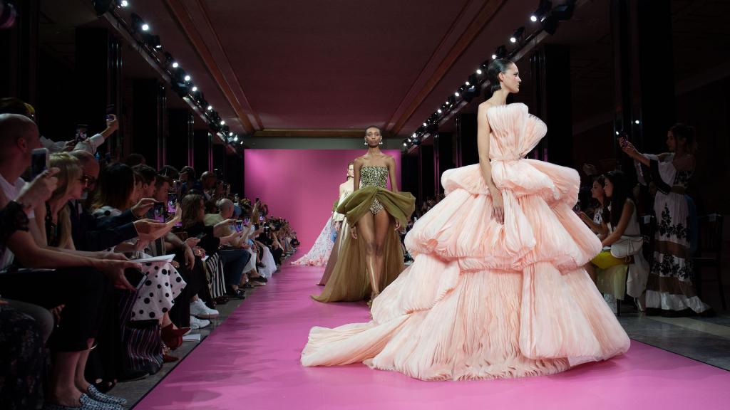 Николь Кидман, Марго Робби, Селин Дион и другие звезды поражают нарядами на Неделе моды в Париже