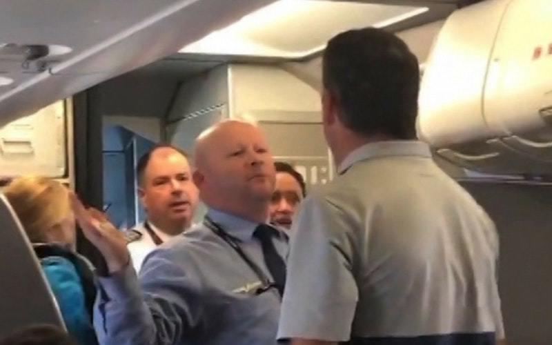 Пожилой мужчина на борту самолета заставил женщину плакать, но незнакомец поставил его на место